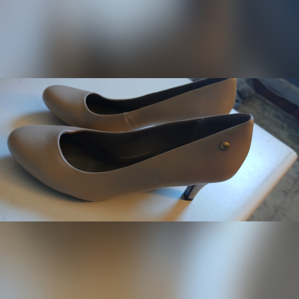 Lifestride Beige Women's Heels Size 11